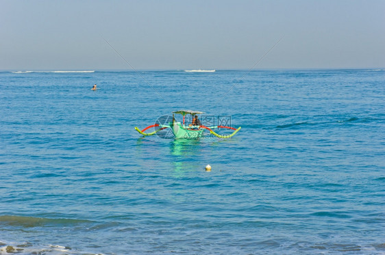 典型的巴厘岛船海滩钓鱼巴厘岛人图片