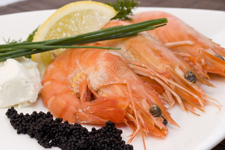 营养煮熟的食物虾和鱼子酱一个配有新鲜鱼子酱小虾和的盘子图片