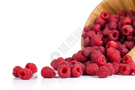 白色背景的木碗中草莓成熟饮食浆果图片