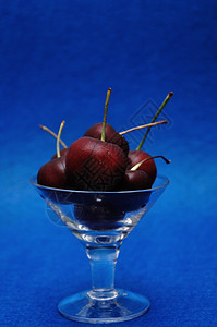 浆果蓝色的食物背景玻璃碗中樱桃图片