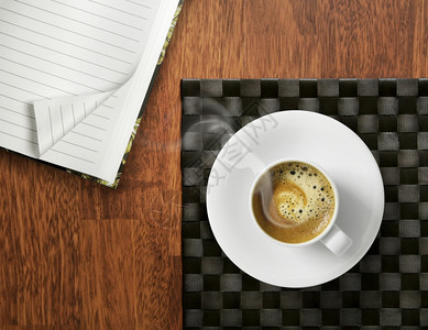 木制桌上的咖啡杯公开备忘本早上先喝咖啡桌子药片饮料图片
