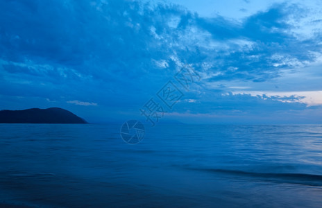 在日落格莱米雅钦斯克村的Baikal湖海滩岸俄罗斯图片