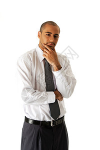 身穿白衬衫灰色裤子和领带手站在下巴思维上与世隔绝的非洲英俊西班牙裔商人公司的站立随意图片