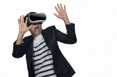 年轻的人与虚拟现实相隔绝在白色的年轻男人身上与虚拟现实相隔绝乐趣眼镜图片