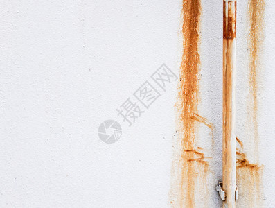 弄脏肮的老白烟管色混凝土墙上的生锈污点在工厂的Copy空间图片