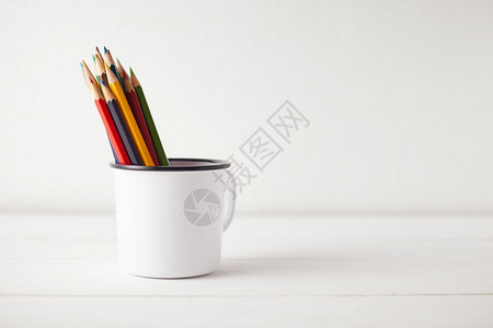 笔筒里的彩色铅笔背景图片