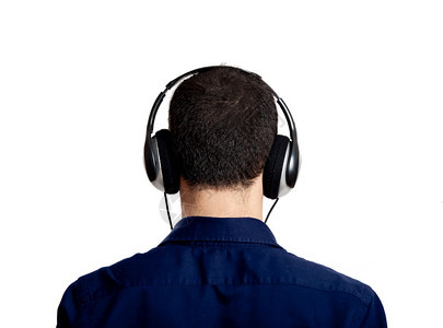 随意的一位年轻人用耳机监听音乐的后视镜在白色上与世隔绝快乐的声音图片