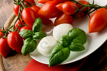 产品好的喷美味番茄莫zzarella沙拉加巴西尔叶子上的水滴图片