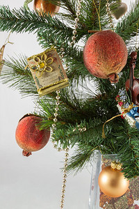 圣诞树上挂着各种装饰物图片
