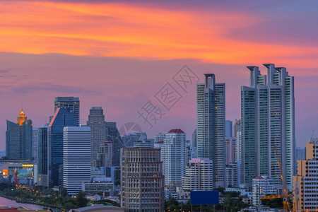 黄昏时曼谷市的城市风光图片