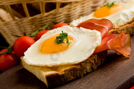 萨拉米英国早餐煎蛋和木制桌上培根的概念照片在木制桌上油炸篮子图片