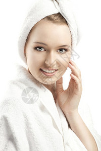 毛巾浴袍露齿白泰瑞中美丽的年轻女子她头被白色毛巾包着特里图片