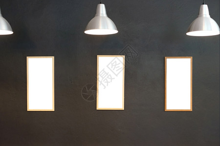 展览框架金子室内画廊墙上带照明灯光的空图片框图片