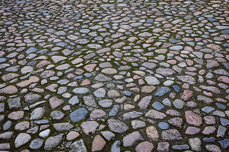 旧的cobblestone路面碎片凹痕铺分段图片