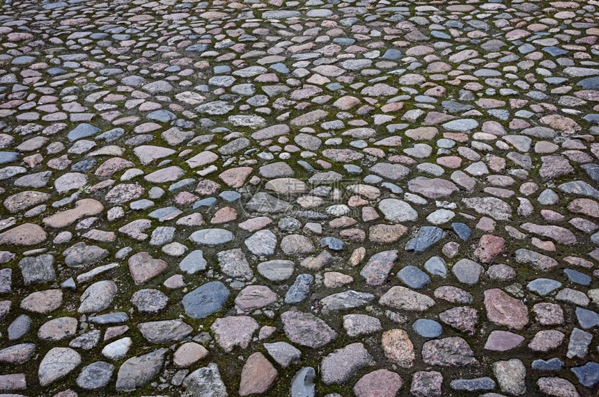 旧的cobblestone路面碎片凹痕铺分段图片