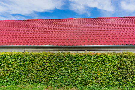 光泽度质地管道建筑有红色屋顶砖和篱笆图片