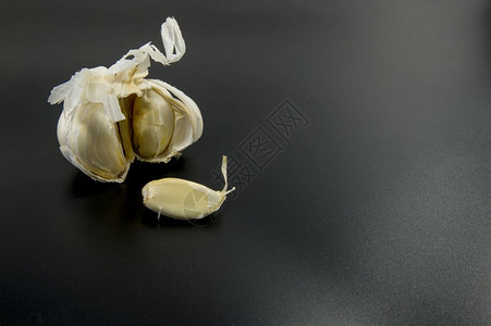 黑底的新鲜大蒜作为食物成分调味料收目的图片