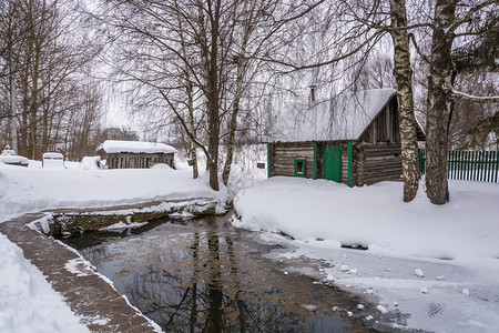维亚茨科在俄罗斯拉夫地区Vyatskoe村的冬季寒日神之母亲的一个小池塘春天在俄罗斯Yaroslavl地区Waytskoe村旅行图片