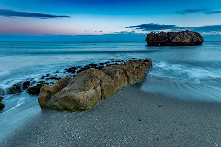 埃斯特波纳结石PiedraPaloma海滩的美妙景色卡萨雷斯马拉加西班牙Piedra海滩西班牙岩石图片