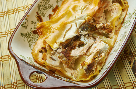 传统的拉萨格纳牛仔肉橄榄蘑菇和洋葱加意大利面酱和调味品可口烘烤的图片