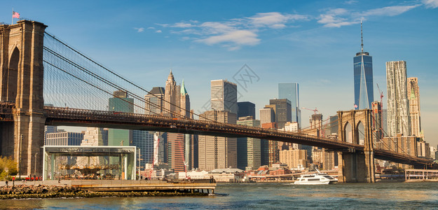 河降低布鲁克林大桥和下曼哈顿秋天线男人图片