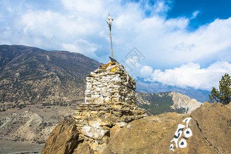 宗教自然以尼泊尔喜马拉雅山丘和云天为背景的石头制作图帕Stupa美丽的图片