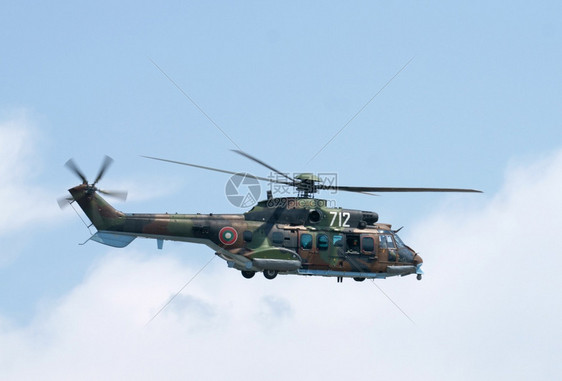 保加利亚克鲁莫沃机场Bulgarioan空军AAS532AL美洲狮直升机空中示威201年3月日拧紧旋翼机战斗图片