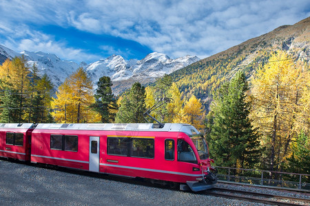 谷瑞士人表示山火车BerninaExpress于秋天与冰川穿越阿尔卑斯山图片