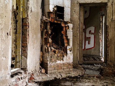 建筑学拆除在被摧毁的房屋内里面图片