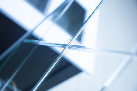 蓝色的形象玻璃镜子反射形状和阴影接近细节抽象几何设计与平行线和交叉镜面反映形状和影子的图化表示近距离详细信息图像化节片现代的图片