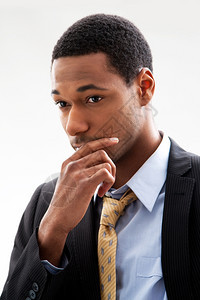 身穿蓝衬衫黄领带和黑色针纹服装的非裔美籍黑人男子非洲白色的图片