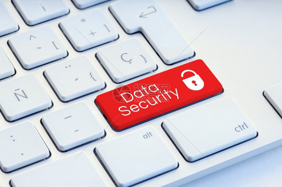 红色计算机键盘上的网络安全字和挂锁图标保护排版互联网图片