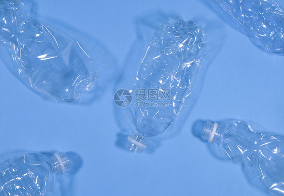 以蓝底为隔离的塑料瓶回收废物管理概念塑料装瓶包污染空白的图片