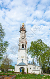 天空堂俄罗斯伊凡诺沃州圣大天使迈克尔教堂和米哈伊洛夫斯科耶村在蓝天和白云背景下的无生物宿主俄罗斯伊万诺沃州村庄图片