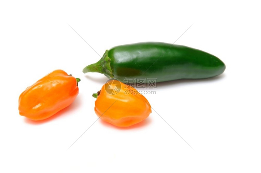 以白色背景孤立的哈巴内罗和拉佩诺Chilies两只黑辣椒和一黄草药本植物食图片