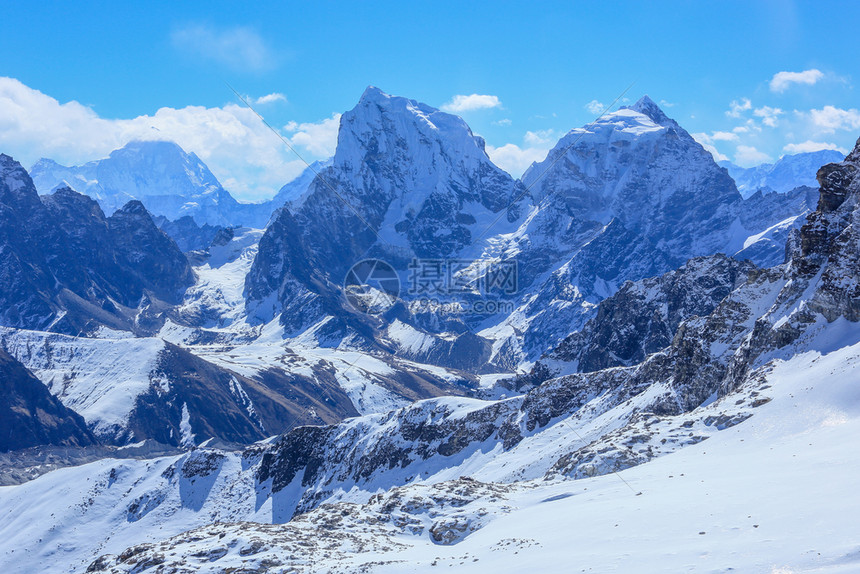 旅行经过山上云层的乔拉特斯山和塔波切尼泊尔喜马拉雅山全景图片