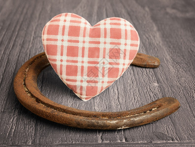 古董木制背景的XAretro织物心脏和老马蹄木克罗波托夫爱图片