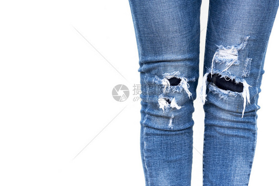 女孩年轻的魔法特写女人腿在白色背景上穿牛仔裤图片