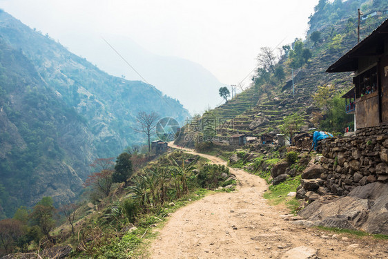旅游尼泊尔春日喜马拉雅山的泥土路冒险天空图片