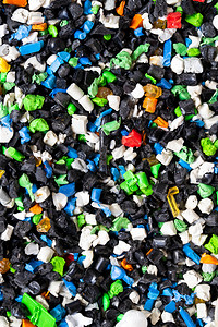 采用垃圾切碎的再生塑料背景特写环境概念微塑料图片