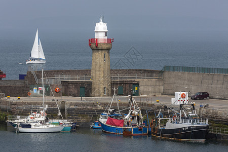 邓莫尔爱兰西海岸广受欢迎的沿海城镇东Dunmore港口的游艇和渔船停靠在爱尔兰西海岸的Dunmore东德莫尔港码头区艾伦图片