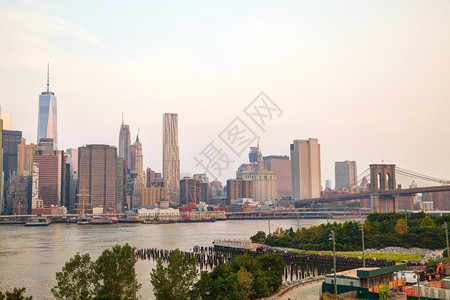 下曼哈顿市风景与布鲁克林桥在晚上日落状态区图片