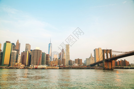 下曼哈顿市风景与布鲁克林桥在晚上城市景观目的地商业图片