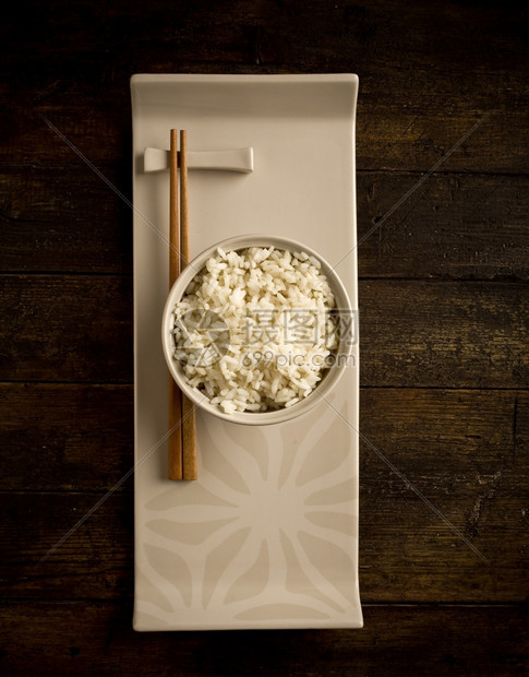 照片白碗里面的美味大米和筷子菜肴白饭谷物图片