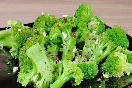 用于大蒜和香料的沙拉花粉盘子饮食切片图片