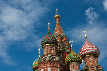 俄罗斯莫科圣巴西尔大教堂多彩塔对抗阴云的天空白色正方形建造图片