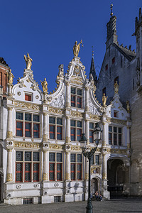 城市强化雕像比利时布鲁日市StadhuisvanBruggeBruges市政厅位于布尔格广场这是1376年布列日期中心前加固城堡图片