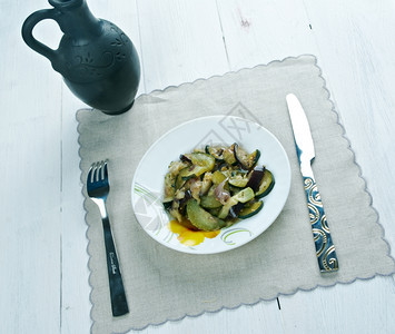 料理鼠王素食主义者意大利菜加茄子和蔬的意大利一种配有茄子和蔬菜的意大利晚餐图片