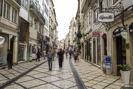 葡萄牙Coimbra历史地段市中心一个行人区景象商店葡萄牙语行人专用图片