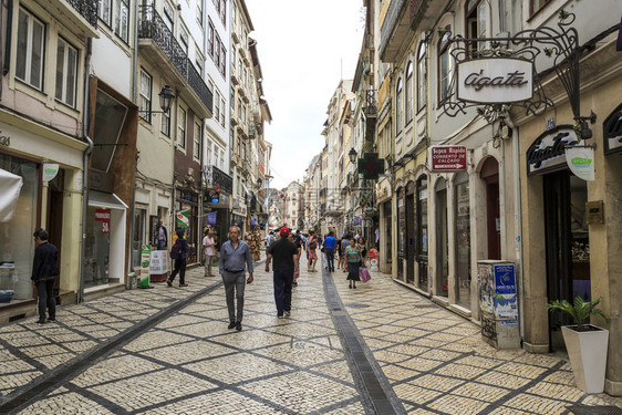 葡萄牙Coimbra历史地段市中心一个行人区景象商店葡萄牙语行人专用图片